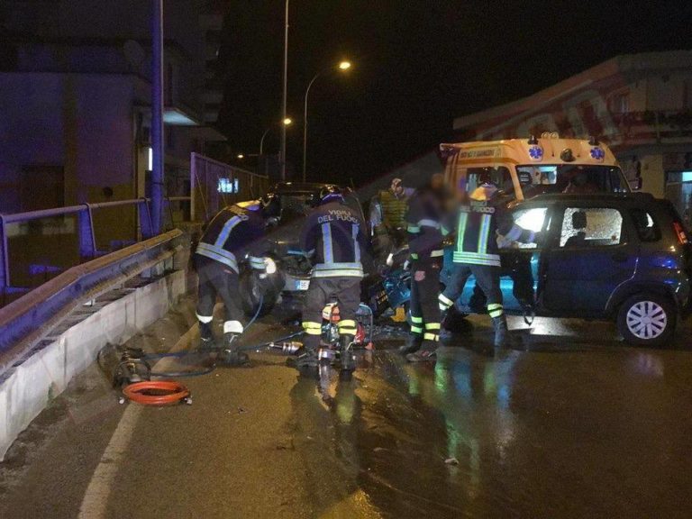 Nocera, scontro fra due auto: donna incastrata viene salvata