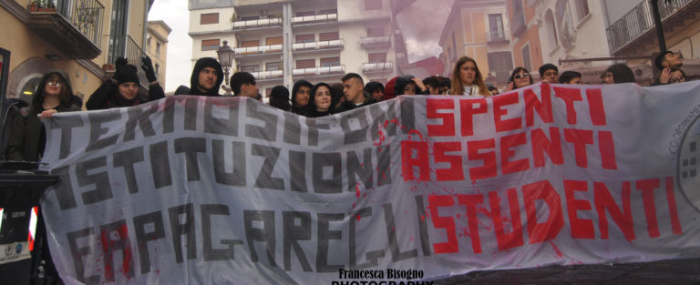 Scuola: 500 studenti in piazza a Salerno per chiedere sicurezza, manutenzione e accoglienza degli istituti