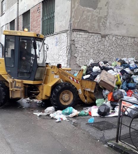Angri, emergenza rifiuti: rimozione straordinaria dei cumuli in strada