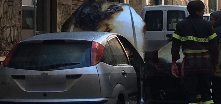 Salerno, auto prende fuoco in Via Luigi Cacciatore: traffico in tilt