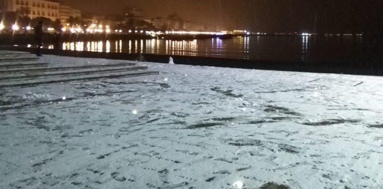 Temperature artiche a Salerno: la spiaggia di Santa Teresa si tinge di bianco