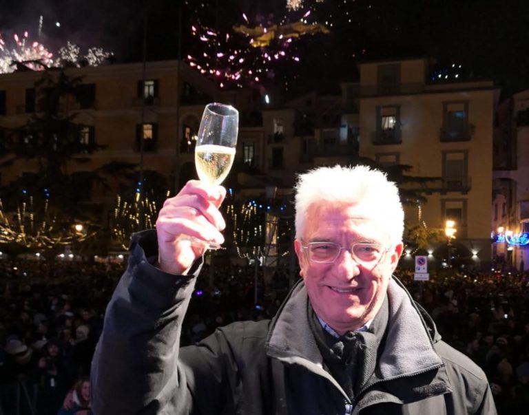 Capodanno 2018, piazza gremita ed auguri del sindaco