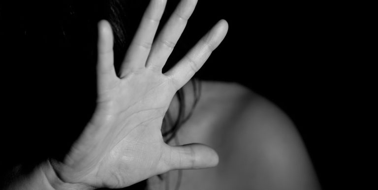 Cava de’ Tirreni, tenta di violentare una 16enne