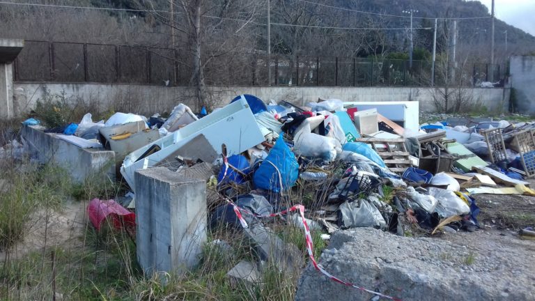 Eboli, discarica a cielo aperto, multato condominio