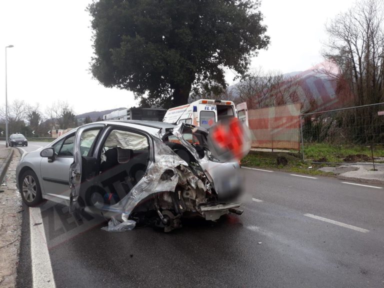 Baronissi, perde il controllo dell’auto e si scontra con un autobus