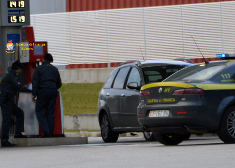 In panne dopo il rifornimento: la GdF Salerno sequestra oltre 34.000 litri di gasolio “allungato” con l’acqua