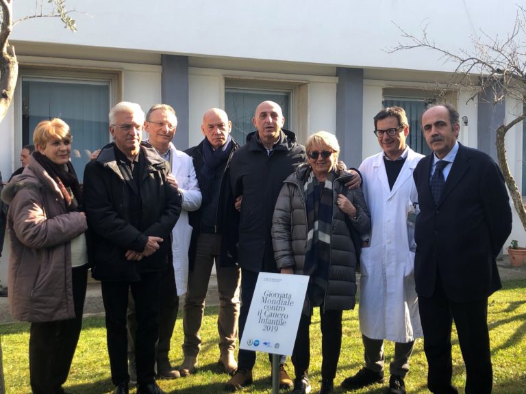 Giornata Mondiale contro il Cancro Infantile a Salerno: piantato un melograno nel giardino del Ruggi