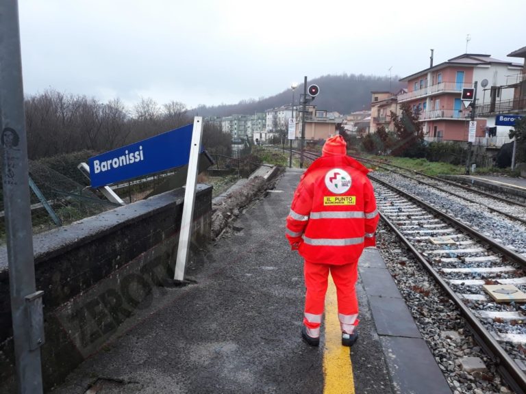 Baronissi, frana muretto della Stazione ferroviaria: l’intervento della Protezione Civile