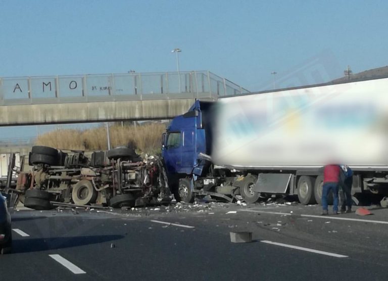 Eboli, scontro tra due tir in autostrada: i soccorsi