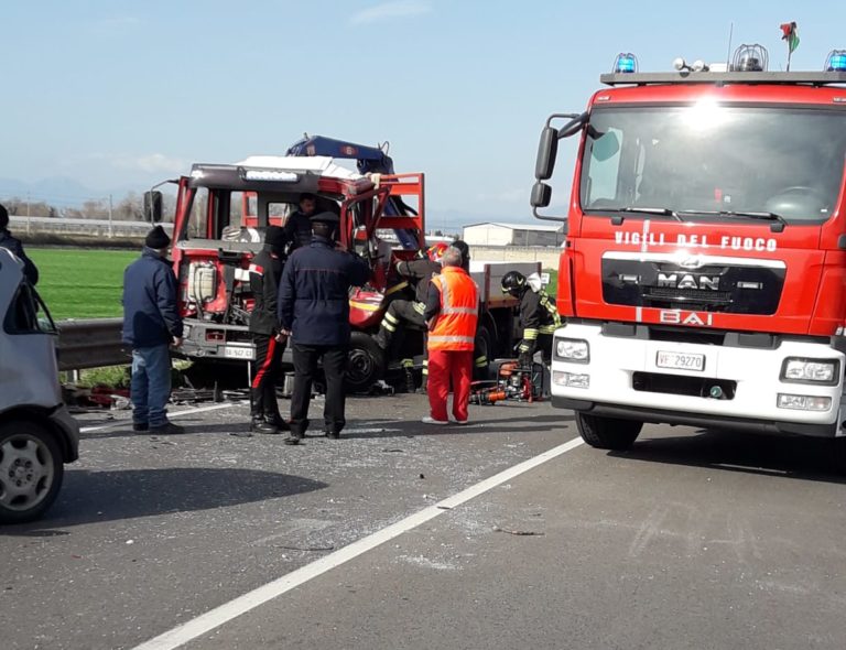 Incidente a Capaccio, resta incastrato tra le lamiere di un camion: i soccorsi