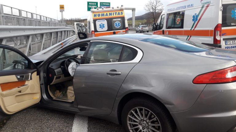 Incidente sull’A3 all’altezza di Sicignano: auto capitola contro guardrail