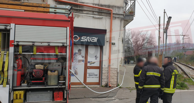 Incendio a Nocera Inferiore, in fiamme un campo rom