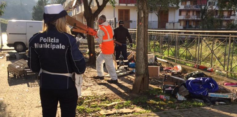 Salerno, demolita baracca abusiva adibita alla vendita di frutta e verdura