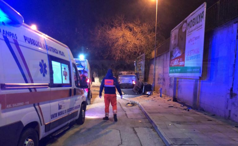 Salerno, incidente in via San Leonardo: auto si ribalta