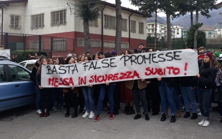 Cava, gli studenti del “De Filippis” protestano per la mancata sicurezza