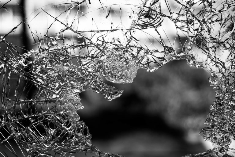 Salerno, aggressione all’ufficio anagrafe: cittadino spacca le vetrate