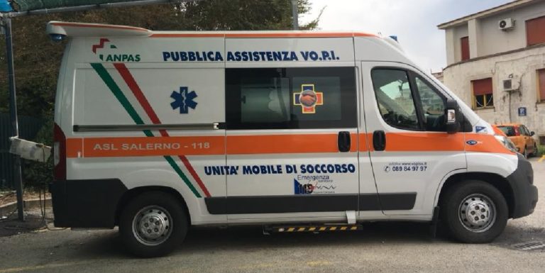 Incidente in via San Leonardo a Salerno: tre mezzi coinvolti e traffico in tilt