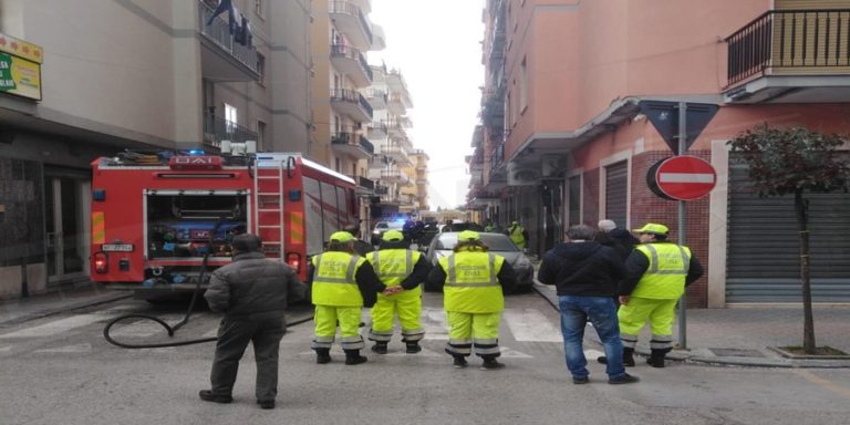 Battipaglia, auto in fiamme in via Cernaia