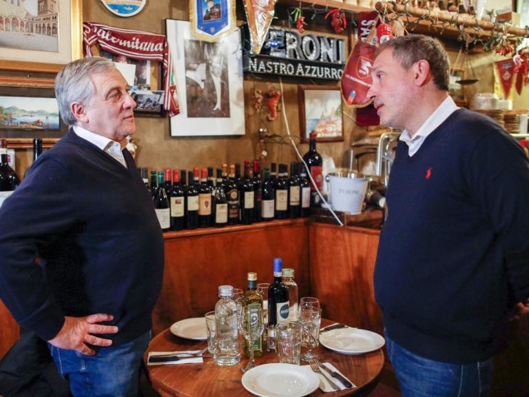 A New York Antonio Tajani assaggia la pizza salernitana di Ciro Casella