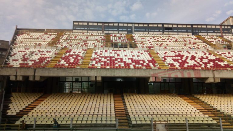 Lavori di restyling allo Stadio Arechi, completata l’installazione dei sediolini nel settore Tribuna