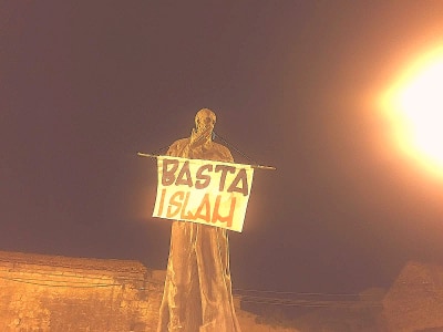 “Basta Islam”, lo striscione shock tra le mani di Sant’Alfonso a Pagani