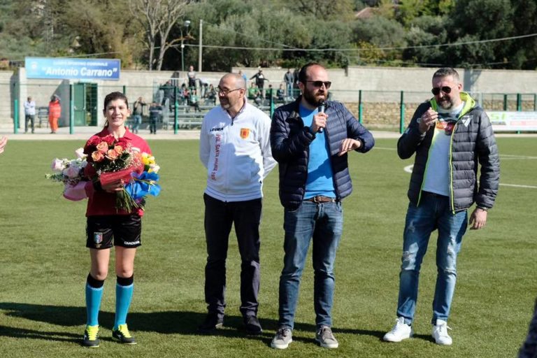 L’arbitro Annalisa Moccia accolta con applausi e fiori al suo ritorno in campo