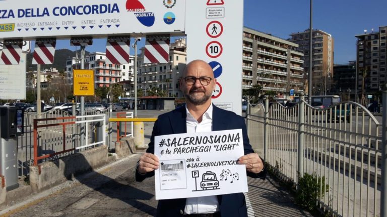 Salerno, sosta gratuita ogni giovedì sera per la movida