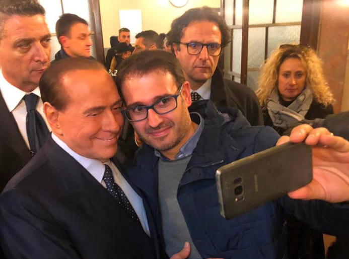 Silvio Berlusconi atterra a Pontecagnano ed elogia l’Aeroporto