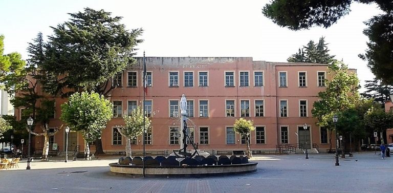 Il “caso” del cambio della serratura alle De Amicis. Il comitato Battipaglia dice “NO” resta alla porta