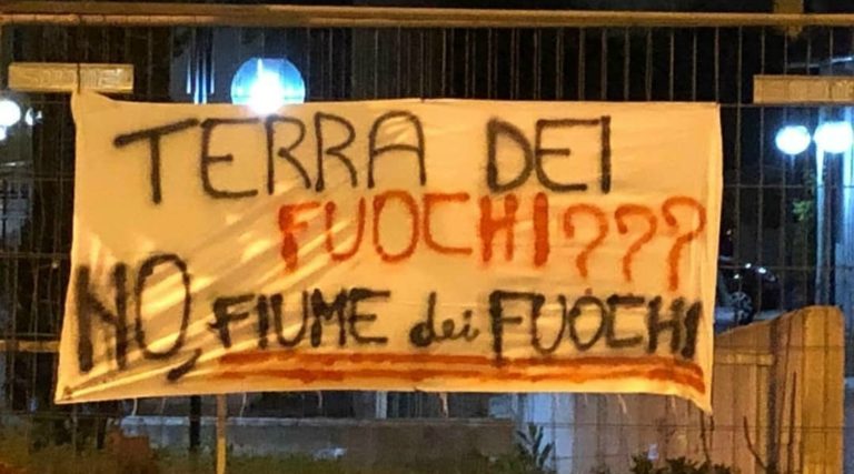 Nocera Inferiore, il comitato “La fine della vergogna” si fa sentire con striscioni di protesta