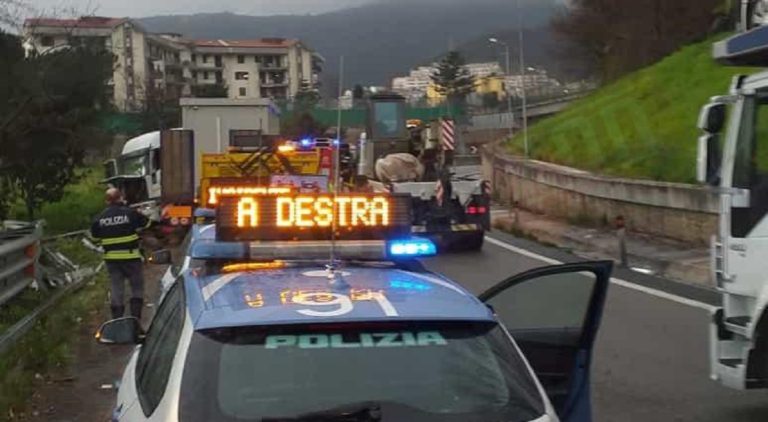 Incidente sul raccordo Salerno-Avellino, camion finisce fuori strada