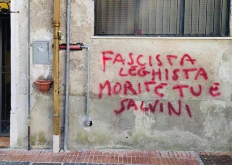 Baronissi, graffiti con minacce di morte a candidato. Salvini: “Vigliacchi”