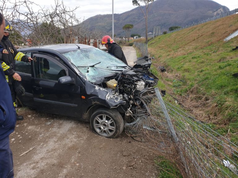 Incidente sull’A30, automobile si schianta contro il guardrail e finisce nella scarpata