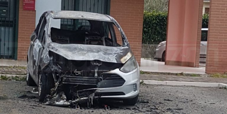 Baronissi, auto in fiamme nei pressi della Guardia Medica