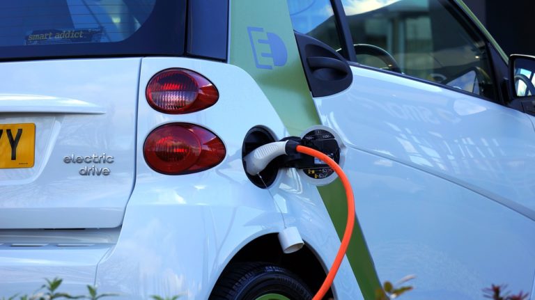 Parcheggi a Salerno, tariffe agevolate per veicoli elettrici