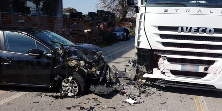 Battipaglia: incidente mortale in strada tra un camion ed un’auto Battipaglia: incidente mortale in strada tra un camion ed un’auto