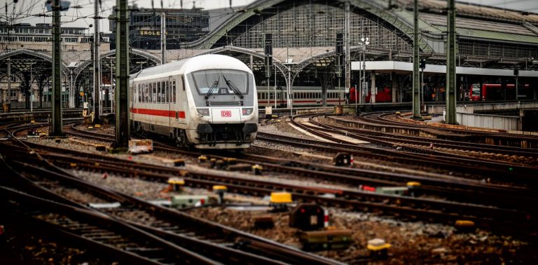 Controlli nelle stazioni di Salerno, Battipaglia, Aversa e Napoli: sanzionate 20 persone