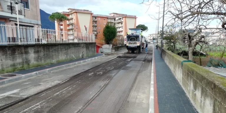 Nocera Superiore, ruspe e mezzi a lavoro per la sistemazione stradale