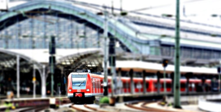 Incidente lungo la linea ferroviaria Napoli-Salerno: donna investita