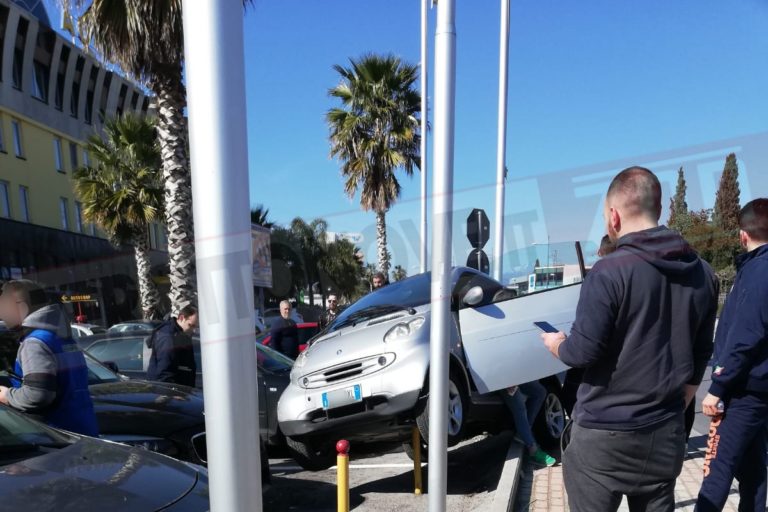 Battipaglia, incidente in Zona Industriale: auto finisce fuori strada