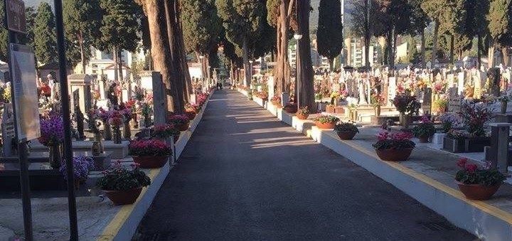 Eboli, furto sacrilegio al cimitero: rubata da una tomba statua di Padre Pio