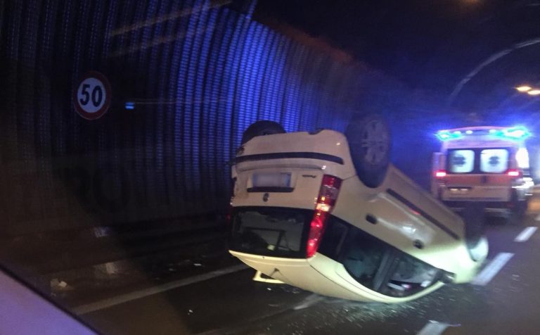 Incidente sulla Tangenziale di Salerno: si ribalta auto in galleria