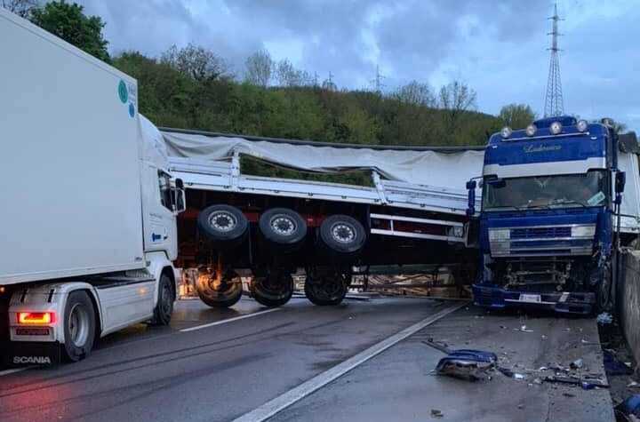 Incidente sul raccordo Salerno-Avellino. Malore per una donna bloccata nel traffico