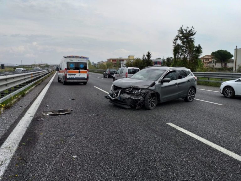 Incidente sull’A2: perde il controllo dell’auto e si schianta contro il guardrail