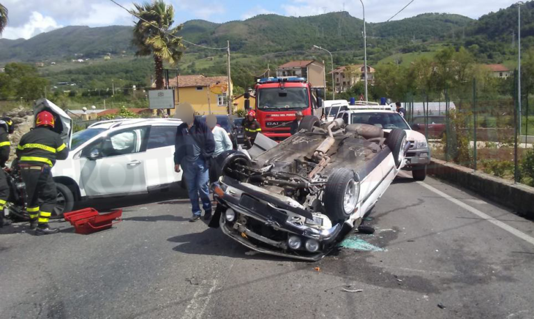 San Cipriano Picentino: auto si ribalta sul Ponte Molinello, tre i feriti
