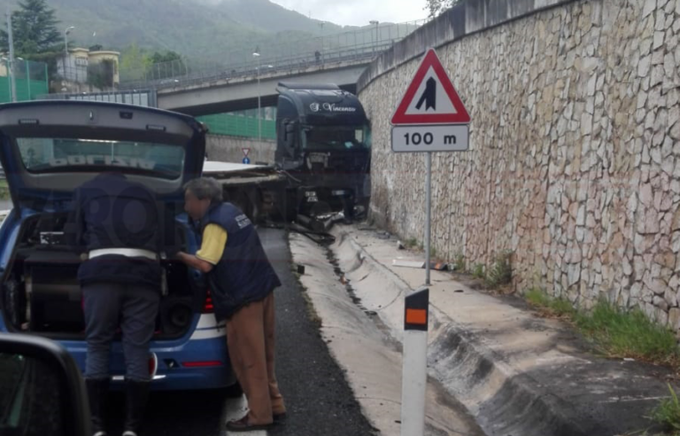 Salerno-Avellino, camion coinvolto in un incidente