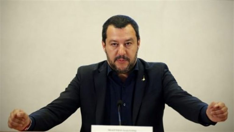 Salvini a Salerno, il leader della Lega tra sostenitori e contestazioni