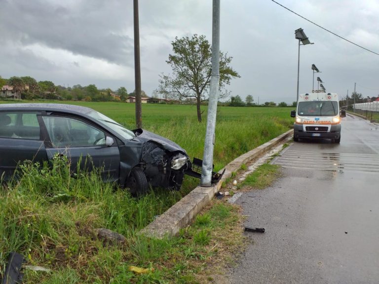 Pontecagnano, perdono il controllo dell’auto e finiscono in un palo