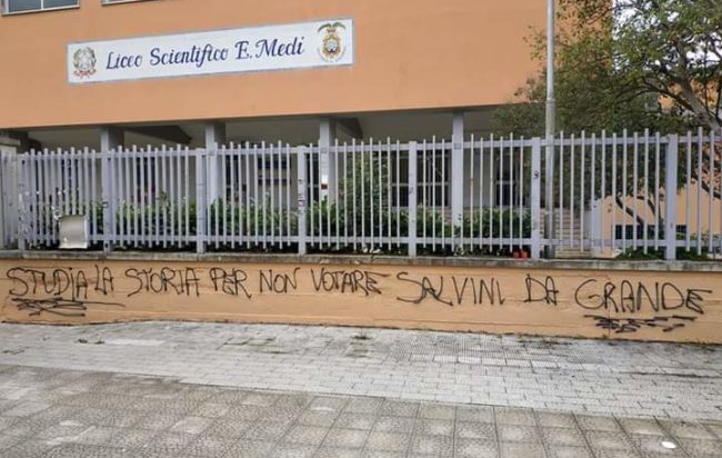 A Battipaglia compare una scritta contro Salvini davanti il Liceo “E. Medi”