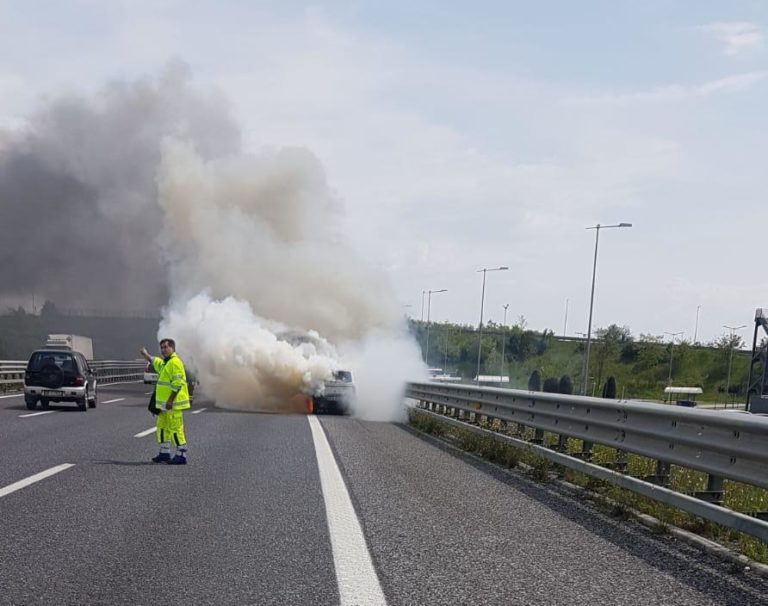 Montecorvino Pugliano, auto in fiamme in autostrada